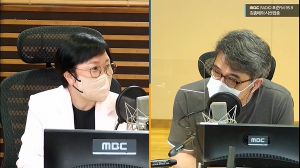 22일 MBC '김종배의 시선집중'에 김현 방송통신위원회 상임위원이 출연해 한상혁 방통위원장 사퇴 압박과 관련해 의견을 밝히고 있다.