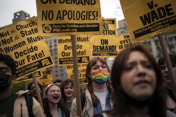 [뉴욕=AP/뉴시스] 지난 3일(현지시간) 미국 뉴욕의 맨해튼 공원에서 손팻말을 든 여성들이 낙태 권리 지지 시위를 벌이고 있다.