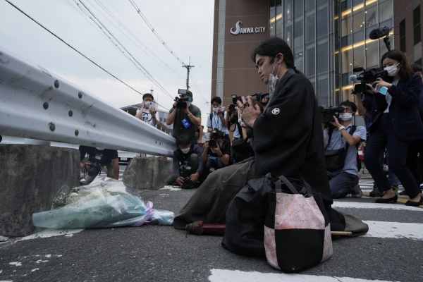[나라=AP/뉴시스] 아베 신조 전 일본 총리가 피격으로 사망한 8일 일본 나라시 야마토사이다이지역 인근에서 시민들이 아베 전 총리를 추모하고 있다.