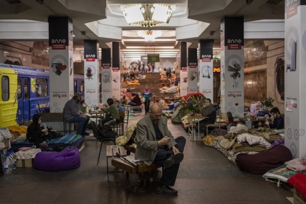 [하르키우=AP/뉴시스] 지난 5월 19일(현지시간) 우크라이나 동부 하르키우의 지하철역에 주민들이 대피해 머물고 있는 모습.