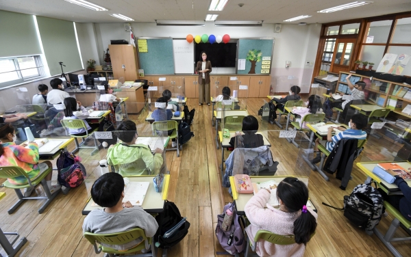 지난 5월 2일 서울 광진구 광장초등학교 학생들이 담임선생님에게 관련 안내를 받고 있다.  ©뉴시스