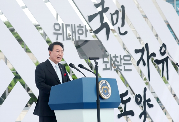 윤석열 대통령이 15일 서울 용산 대통령실 잔디마당에서 열린 제77주년 광복절 경축식에서 경축사를 하고 있다. ⓒ뉴시스