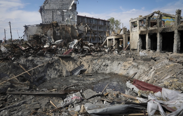 18일(현지시간) 우크라이나 오데사에 있는 리조트 건물들이 최근 러시아의 미사일 공격으로 파괴돼 있다.©오데사=AP/뉴시스