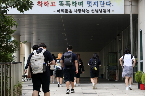코로나19 재유행 속 서울 대부분 초·중·고등학교가 개학한 8월 25일 오전, 학생들이 등교를 하고 있는 모습. ©뉴시스