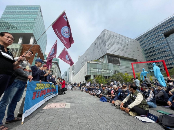 28일 상암 MBC본사 앞에서 시민단체들이 기자회견을 진행하고 있다. ©PD저널
