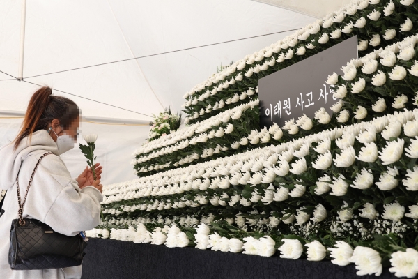 31일 오전 서울 용산구 녹사평역광장에 설치된 이태원 압사 참사 합동분향소에서 희생자들을 추모하며 시민이 헌화하고 있다. ©뉴시스