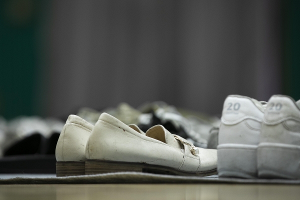 지난 1일 서울 용산구 원효로 다목적 실내체육관에 마련된 이태원 사고 관련 유실물 센터에 이태원 참사 현장에서 수거한 신발이 놓여져 있다. (공동취재사진)©뉴시스