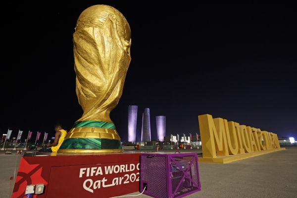 2022 카타르 월드컵 결승전이 치러질 카타르 루사일 스타디움 앞에 월드컵 트로피 조형물 설치돼 있다 ⓒ뉴시스
