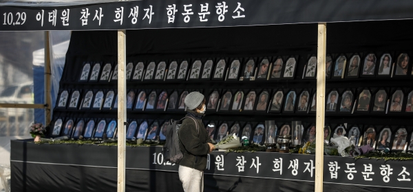지난 8일 오전 서울시청에 설치된 이태원 참사 희생자 합동분향소를 찾은 한 시민이 분향을 하고 있다.©뉴시스