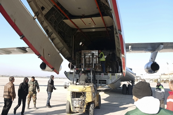 시리아 국영통신 사나(SANA)가 제공한 사진에 14일(현지시간) 시리아 군인들이 알레포 공항에 도착한 사우디아라비아의 구호품을 항공기에서 하역하고 있다. 그동안 반군을 지지해 시리아와 관계가 소원했던 사우디는 이날 식량 35톤을 구호 물품으로 보내왔다. ©AP/뉴시스