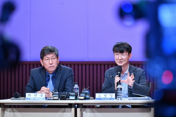 13일 열린 수신료 이슈 관련 기자설명회에 참석한 최선욱 전략기획실장(왼쪽) 오성일 수신료국장(오른쪽)