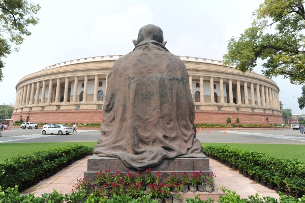 인도 뉴델리 의회 건물 앞에 세워진 마하트마 간디 동상. ©AP/뉴시스