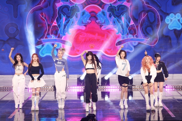 17일 오후 서울 상암동 MBC 공개홀에서 여성 아이돌 그룹 '케플러'가 제35회 한국PD대상 시상식 축하무대를 꾸미고 있다. ⓒ김성헌