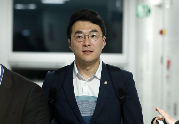 코인 보유 논란에 휩싸인 김남국 의원이 지난 9일 오후 서울 여의도 국회 의원회관에서 이동하고 있다.ⓒ뉴시스