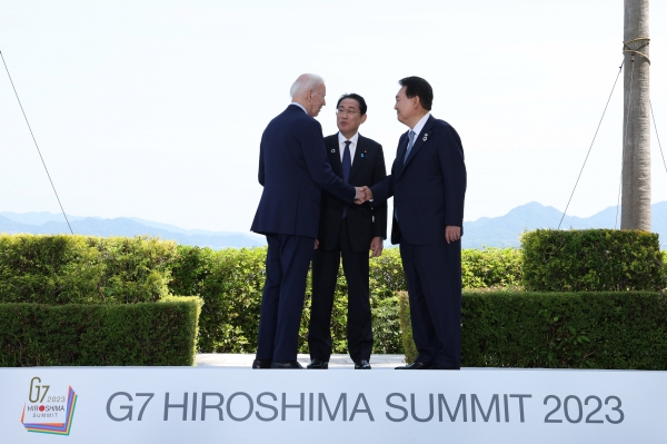 윤석열 대통령이 21일 히로시마 G7 정상회의장인 그랜드프린스호텔에서 조 바이든 미국 대통령, 기시다 후미오 일본 총리와 한미일 정상회담을 하고 있다. (공동취재) ⓒ뉴시스