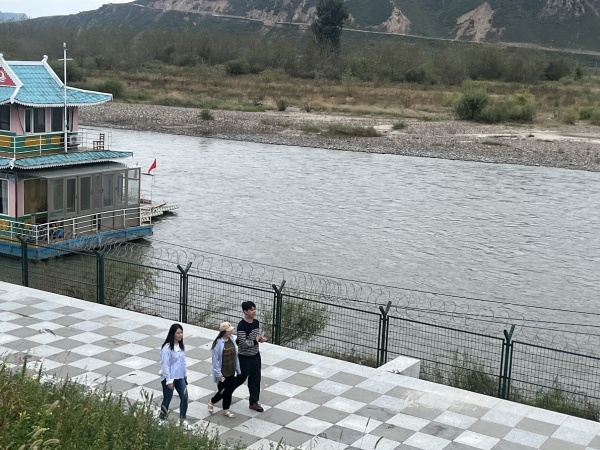 두만강 유역인 중국 혼춘 지역 철조망을 따라 북한 접경을 둘러보고 있는 참가자 ⓒ한국PD연합회