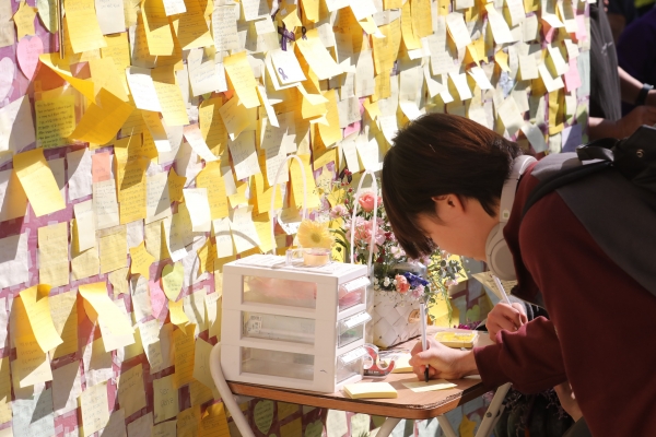 10.29 이태원참사 1주기인 29일 오후 서울 용산구 이태원 기억의 길에서 시민이 추모메세지를 적고 있다 ⓒ뉴시스