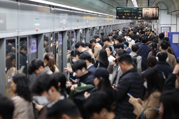 서울 지하철 5호선 광화문역이 퇴근길에 오른 시민들로 붐비고 있는 모습.©뉴시스