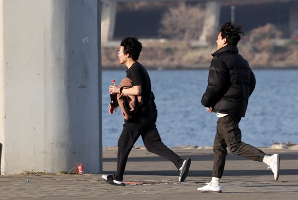 포근한 겨울 날씨를 보인 지난 8일 오후 서울 반포 한강공원에서 한 시민이 반팔 차림으로 산책하고 있다. ©뉴시스