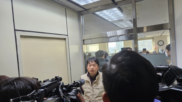 경찰은 압수수색에 방해된다는 이유로 방심위 직원인 김준희 언론노조 방심위 지부장의 출입을 막았다. ⓒPD저널