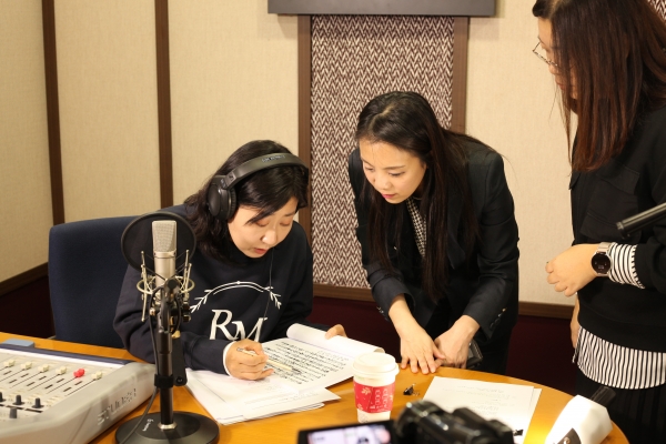 이은지 PD가 라미란 배우와 애국창가 서문을 보고 있는 모습.