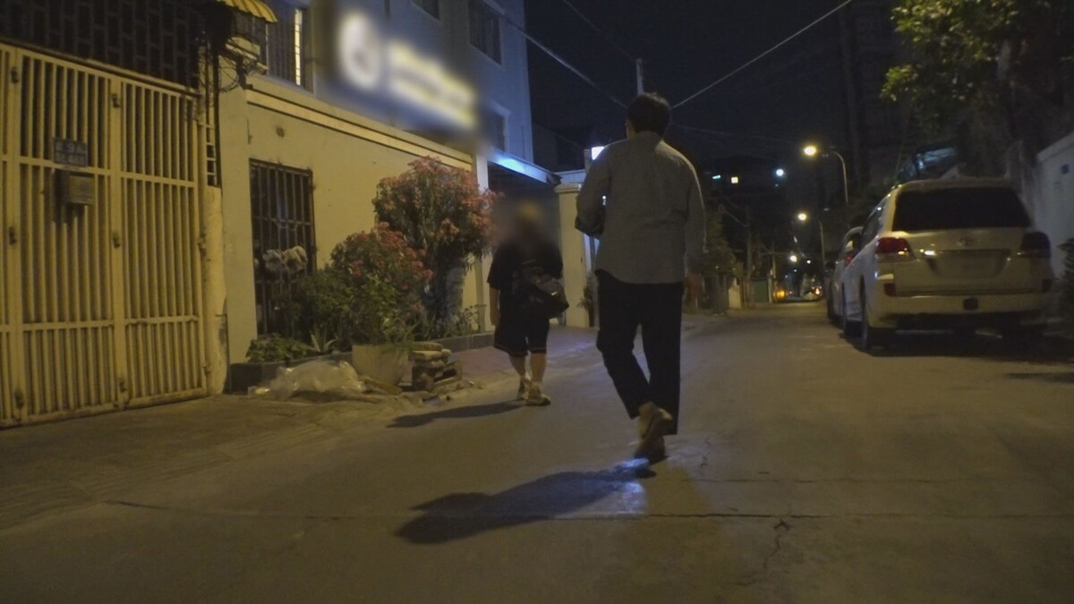  ‘범죄도시는 있다, 캄보디아 웬치와 돼지도살자들‘편에서 현지 취재를 하고 있는 조상연 PD의 모습. 