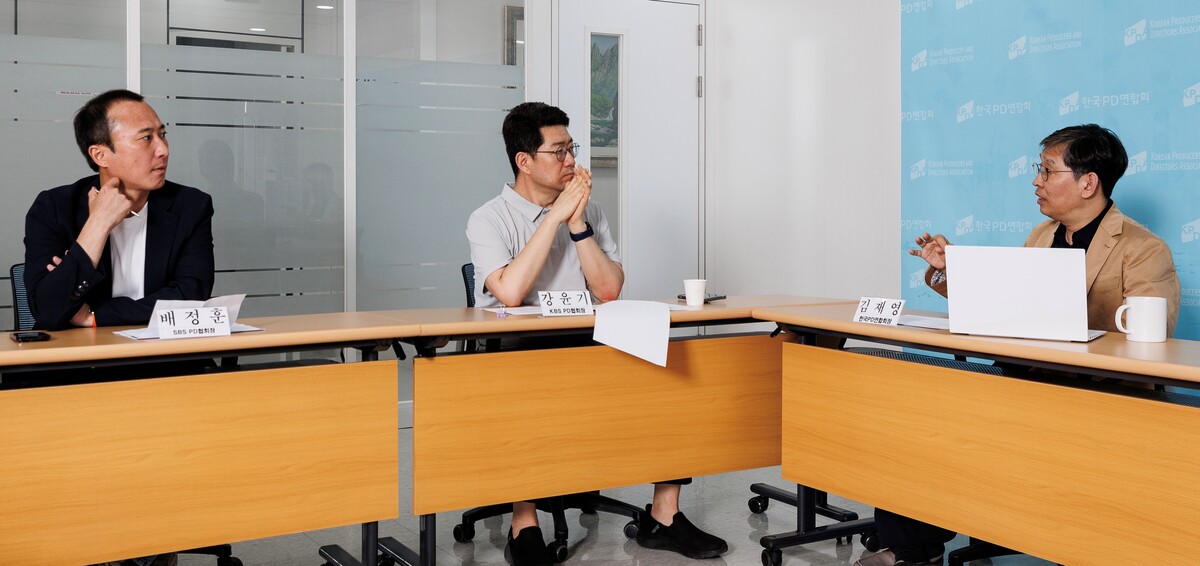 지난 5월 29일 한국PD연합회 사무실에서 김재영 PD연합회장과 강윤기 KBS PD협회장, 배정훈 SBS PD협회장이 콘텐츠 업계의 현주소를 진단하고 새 정부가 중점 추진해야 할 정책을 주제로 좌담을 하고 있다. ©김성헌