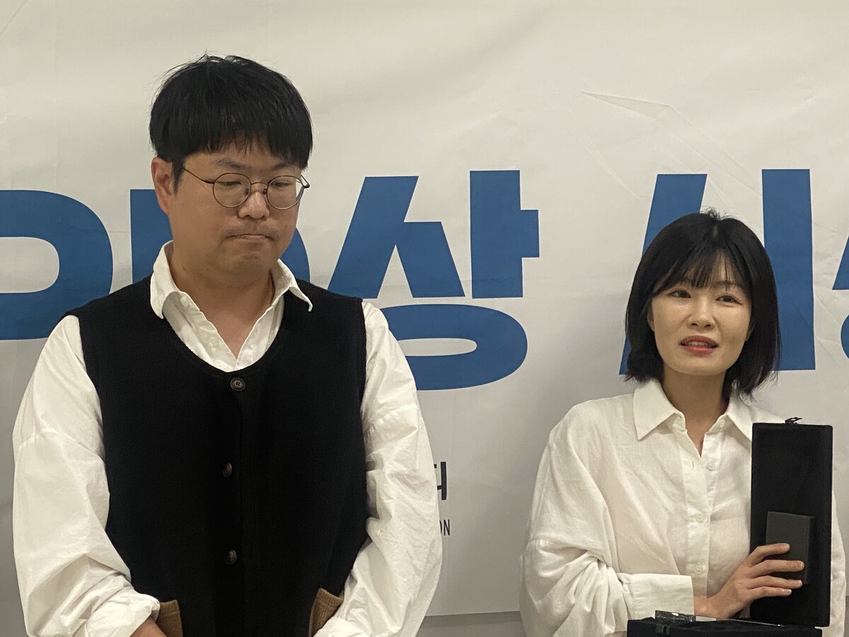 302회 이달의 PD상(예능 부문)을 수상한 EBS '서장훈의 이웃집 백만장자'의 최재영 PD(왼쪽)와  김민지 총괄 PD(오른쪽).