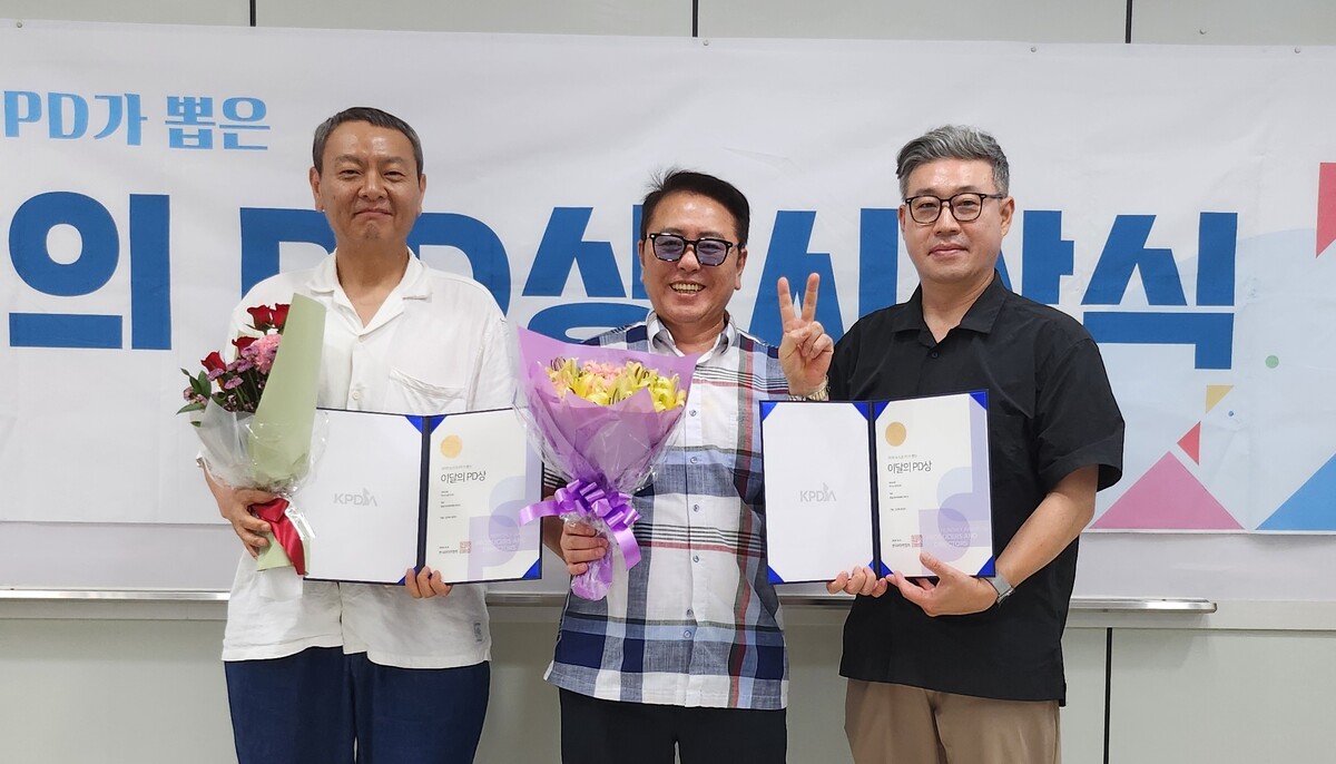 8일 열린 304회 이달의 PD상 시상식에서 기념 촬영을 하고 있는 TBS '최일구의 허리케인 라디오'의 김경래 PD(왼쪽), 최일구 앵커(가운데), 황정호 PD. 