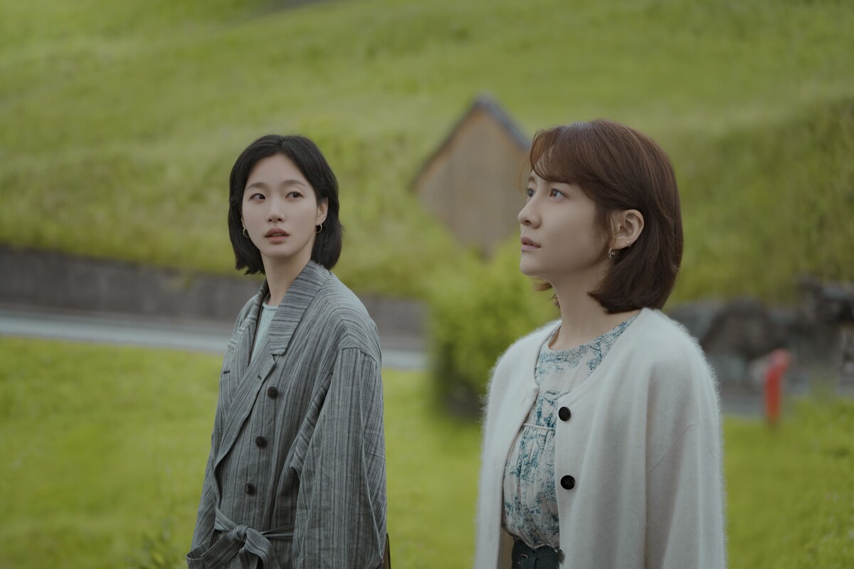 두 주인공의 선망과 원망이 얽힌 관계를 입체적으로 그린 넷플릭스 '은중과 상연'. 