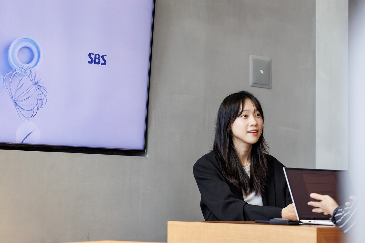 이달의 PD상 수상자로 인터뷰하고 있는 김효진 PD. ⓒ김성헌